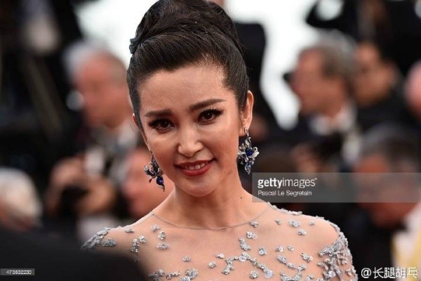 Xuất hiện trên thảm đỏ Cannes lần thứ 68 hôm 16/5, Lý Băng Băng được khen ngợi hết lời nhờ sự trẻ trung so với tuổi thật. Nhưng ở loạt ảnh do Getty Images cung cấp, người đẹp họ Lý lộ rõ dấu hiệu già nua.